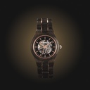 El AUTOMATIC Wanderer cuenta con un movimiento mecánico automático de cuerda automática con 36 horas de reserva de marcha. Se crea una experiencia óptica distintiva a través de la caja de 33 mm con un bisel de oro rosa y una esfera negra con un corazón p