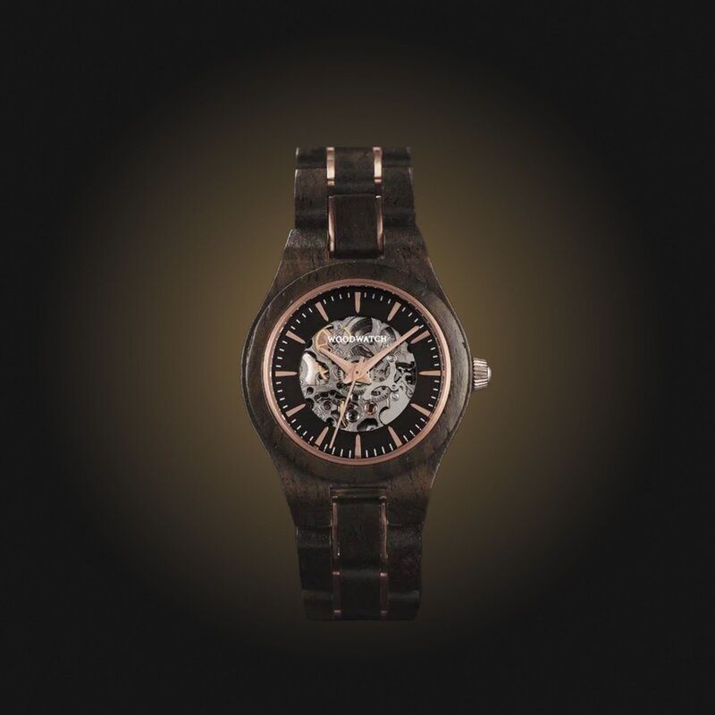 El AUTOMATIC Wanderer cuenta con un movimiento mecánico automático de cuerda automática con 36 horas de reserva de marcha. Se crea una experiencia óptica distintiva a través de la caja de 33 mm con un bisel de oro rosa y una esfera negra con un corazón p