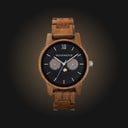 Die CLASSIC Kollection überdenkt auf raffinierte Weise die Ästhetik einer WoodWatch. Die schlanken Gehäuse geben einen klassischen Eindruck und verfügen über eine einzigartige Mondphasenbewegung und zwei zusätzliche Hilfszifferblätter mit Wochen- und Mona