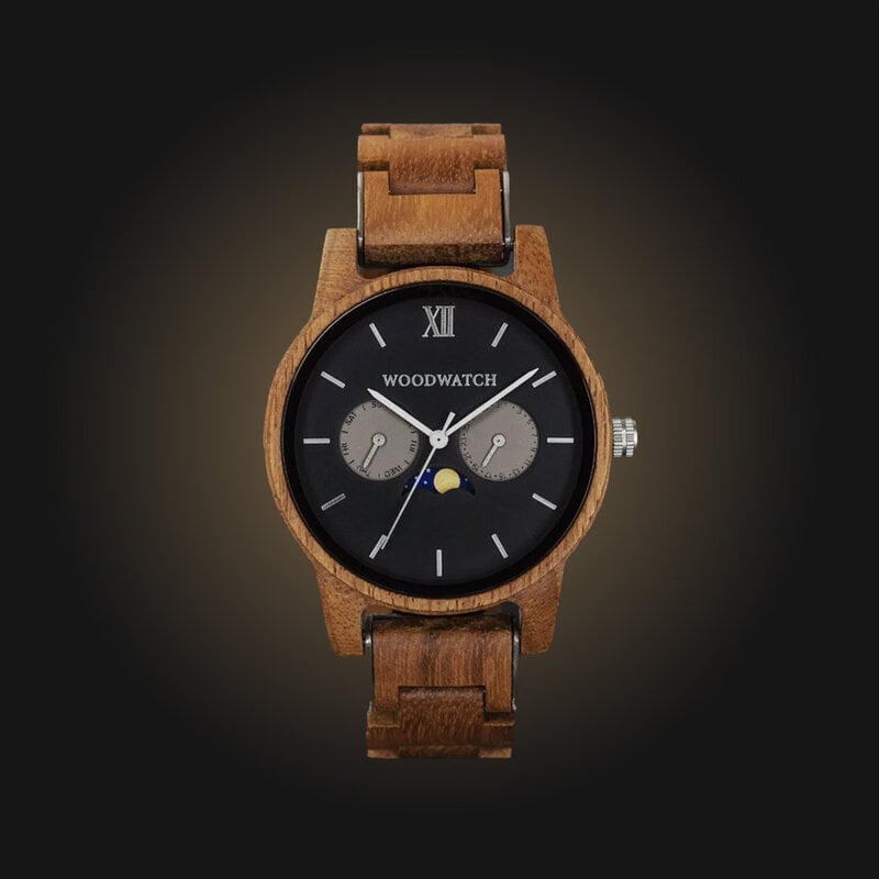 Die CLASSIC Kollection überdenkt auf raffinierte Weise die Ästhetik einer WoodWatch. Die schlanken Gehäuse geben einen klassischen Eindruck und verfügen über eine einzigartige Mondphasenbewegung und zwei zusätzliche Hilfszifferblätter mit Wochen- und Mona