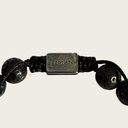 Gefertigt aus Rosenholzkugeln, Vulkankugeln, dunkelgrünen Natursteinkugeln und einem mattschwarzen Messingverschluss. Verstellbar, mit 8 mm großen Kugeln, passend für die meisten Handgelenke.