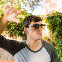 REVELER Forever Havanas Camo presenta un elegante y geométrico marco de tortuga marrón oscuro con cristales verde camuflaje. Compuesto de un duradero bio acetato italiano Mazzucchelli con acabado a mano natural varillas de ébano y terminales de acetato to