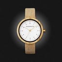 Geïnspireerd door modern Scandinavisch minimalisme. De NORDIC Copenhagen is voorzien van een witte olijfhouten kast met een diameter van 36mm en is verrijkt met een witte wijzerplaat en gouden accenten. Handgemaakt van hout afkomstig uit duurzame kap en g