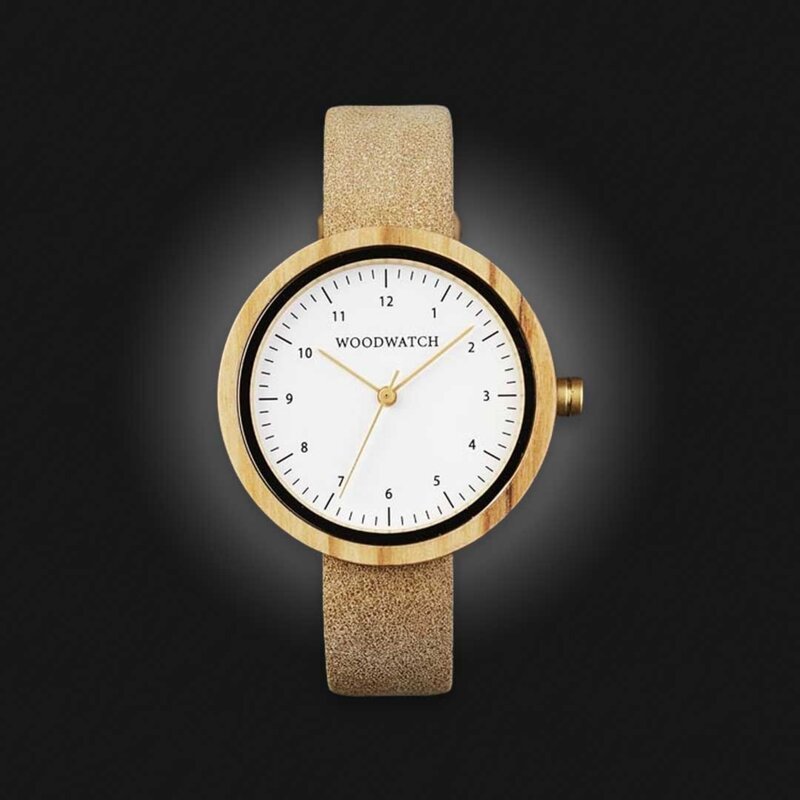 Geïnspireerd door modern Scandinavisch minimalisme. De NORDIC Copenhagen is voorzien van een witte olijfhouten kast met een diameter van 36mm en is verrijkt met een witte wijzerplaat en gouden accenten. Handgemaakt van hout afkomstig uit duurzame kap en g