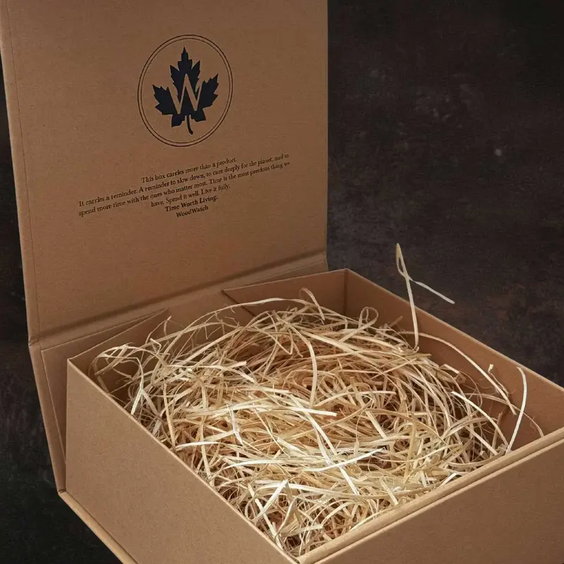 Geef je een WoodWatch cadeau en wil je deze laten opvallen? Voeg het geschenkdoosje toe als cadeau!