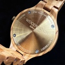 La collezione AURORA ricorda l'aria pura scandinava e la vista straordinaria del cielo stellato. Questo orologio da polso leggero è realizzato in legno di acacia asiatica, ed è completato da quadrante in acciaio inossidabile e dettagli in argento. L'orolo