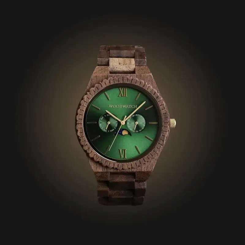Este reloj con diseño premium combina nuevos tipos de madera únicos tallados a mano con lujosas esferas y tapa de acero inoxidable. El reloj lleva en su centro un completo nuevo movimiento multi-función que incluye dos esferas extra que indican la semana
