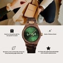 Este reloj con diseño premium combina nuevos tipos de madera únicos tallados a mano con lujosas esferas y tapa de acero inoxidable. El reloj lleva en su centro un completo nuevo movimiento multi-función que incluye dos esferas extra que indican la semana