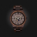 Dit premium ontworpen horloge combineert unieke, nieuwe houtsoorten met een luxe roestvrijstalen wijzer- en achterplaat. In het hart van het horloge zit een geheel nieuw, multifunctioneel uurwerk dat twee extra subdials bevat met week- en maandaanduiding