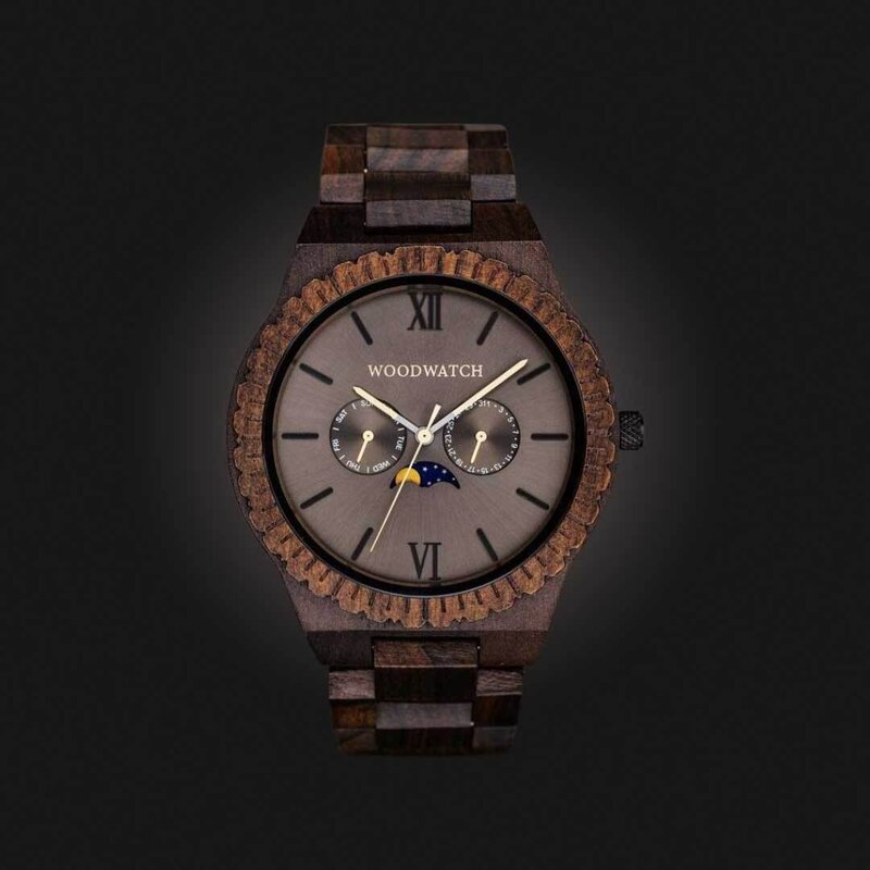Dit premium ontworpen horloge combineert unieke, nieuwe houtsoorten met een luxe roestvrijstalen wijzer- en achterplaat. In het hart van het horloge zit een geheel nieuw, multifunctioneel uurwerk dat twee extra subdials bevat met week- en maandaanduiding
