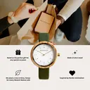 Inspirado en el minimalismo nórdico contemporáneo. El NORDIC Copenhagen presenta una caja de madera de olivo blanco de 36 milímetros de diámetro con esfera blanca y detalles dorados. Hecho a mano. De madera de orígen sostenible combinado con una correa de