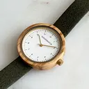 Inspirado en el minimalismo nórdico contemporáneo. El NORDIC Copenhagen presenta una caja de madera de olivo blanco de 36 milímetros de diámetro con esfera blanca y detalles dorados. Hecho a mano. De madera de orígen sostenible combinado con una correa de