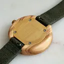 Inspirado en el minimalismo nórdico contemporáneo. El NORDIC Copenhagen presenta una caja de madera de olivo blanco de 36 milímetros de diámetro con esfera blanca y detalles dorados. Hecho a mano. De madera de orígen sostenible combinado con una correa de