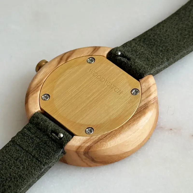 Inspirado en el minimalismo nórdico contemporáneo. El NORDIC Copenhagen presenta una caja de madera de olivo blanco de 36 milímetros de diámetro con esfera blanca y detalles dorados. Hecho a mano. De madera de orígen sostenible combinado con una correa de