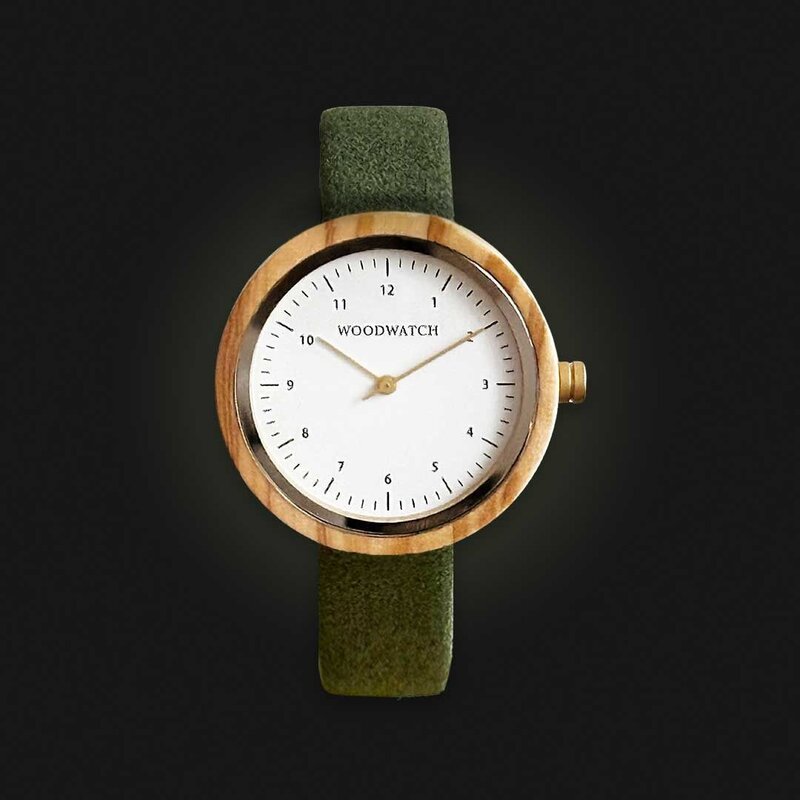 Inspirado en el minimalismo nórdico contemporáneo. El NORDIC Copenhagen presenta una caja de madera de olivo blanco de 36 milímetros de diámetro con esfera blanca y detalles dorados. Hecho a mano. De madera de orígen sostenible combinado con una correa de