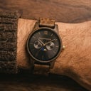 La collection CLASSIC repense de manière sophistiquée l’esthétisme de WoodWatch. Elle allie chic et multifonction en incluant l’affichage des phases lunaires ainsi que deux cadrans supplémentaires indiquant la date et le mois. La montre CLASSIC Dark Fores