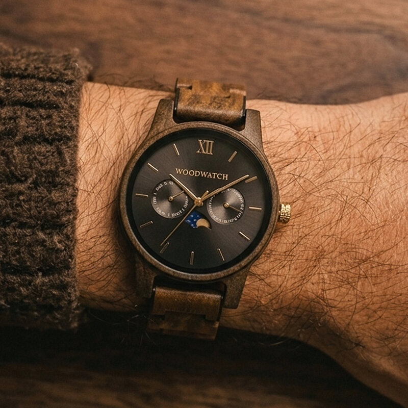 La collection CLASSIC repense de manière sophistiquée l’esthétisme de WoodWatch. Elle allie chic et multifonction en incluant l’affichage des phases lunaires ainsi que deux cadrans supplémentaires indiquant la date et le mois. La montre CLASSIC Dark Fores
