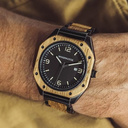 Il primo orologio nella storia creato con botti di quercia recuperate utilizzate per fare vino rosso a Bordeaux, in Francia. Smontato con cura, il legno di quercia delle botti è stato rielaborato in questi orologi davvero unici. Ogni orologio è numerato d