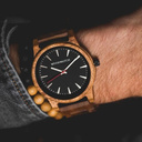 De Aero Acacia beschikt over een gemoderniseerde minimale grijze wijzerplaat met gewaagde details in een behuizing van 45mm. Dit onmisbare horloge combineert natuurlijk hout met roestvrij staal en glas voorzien van saffiercoating. De Aero Acacia is met de