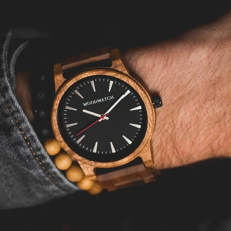 De Aero Acacia beschikt over een gemoderniseerde minimale grijze wijzerplaat met gewaagde details in een behuizing van 45mm. Dit onmisbare horloge combineert natuurlijk hout met roestvrij staal en glas voorzien van saffiercoating. De Aero Acacia is met de