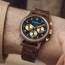 Chrono Sailor Walnut är tillverad av naturligt valnötsträ och har en double layer mörkblå urtavla med gyllene inslag.