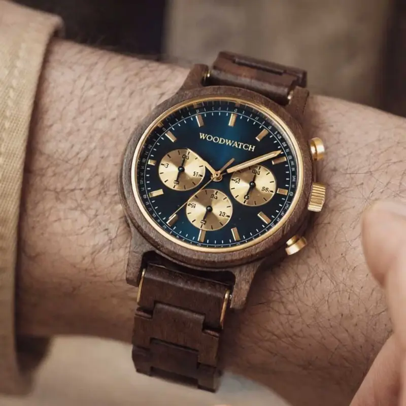 Chrono Sailor Walnut är tillverad av naturligt valnötsträ och har en double layer mörkblå urtavla med gyllene inslag.