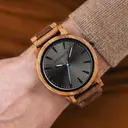 De Reveler Kosso beschikt over een gemoderniseerde minimale grijze wijzerplaat met gewaagde details in een behuizing van 45mm. Dit onmisbare horloge combineert natuurlijk hout met roestvrij staal en glas voorzien van saffiercoating. De Reveler Kosso is me