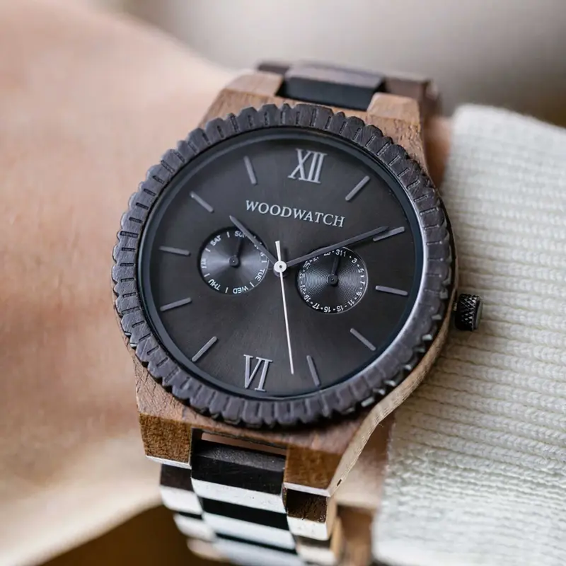 Denna premiumdesignade klocka kombinerar unika nya träslag med en lyxig urtavla och bakboett i rostfritt stål. I hjärtat av klockan slår ett helt nytt multifunktionellt urverk med två extra urtavlor för vecka och månad. GRAND Urban Jungle är tillverkad av