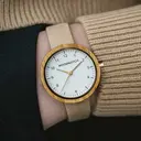 Die NORDIC Copenhagen hat 36 mm Durchmesser und wird in liebevoller Handarbeit aus nachhaltigem Olivenholz gefertigt. Ein besonders geschmeidiges, beiges Uhrenarmband aus veganem Leder in Verbindung mit dem weißen Ziffernblatt und einigen goldenen Details