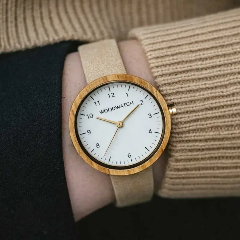 Die NORDIC Copenhagen hat 36 mm Durchmesser und wird in liebevoller Handarbeit aus nachhaltigem Olivenholz gefertigt. Ein besonders geschmeidiges, beiges Uhrenarmband aus veganem Leder in Verbindung mit dem weißen Ziffernblatt und einigen goldenen Details
