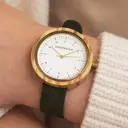 Inspirado en el minimalismo nórdico contemporáneo. El NORDIC Copenhagen presenta una caja de madera de olivo blanco de 36 milímetros de diámetro con esfera blanca y detalles dorados. Hecho a mano. De madera de orígen sostenible combinado con una correa de