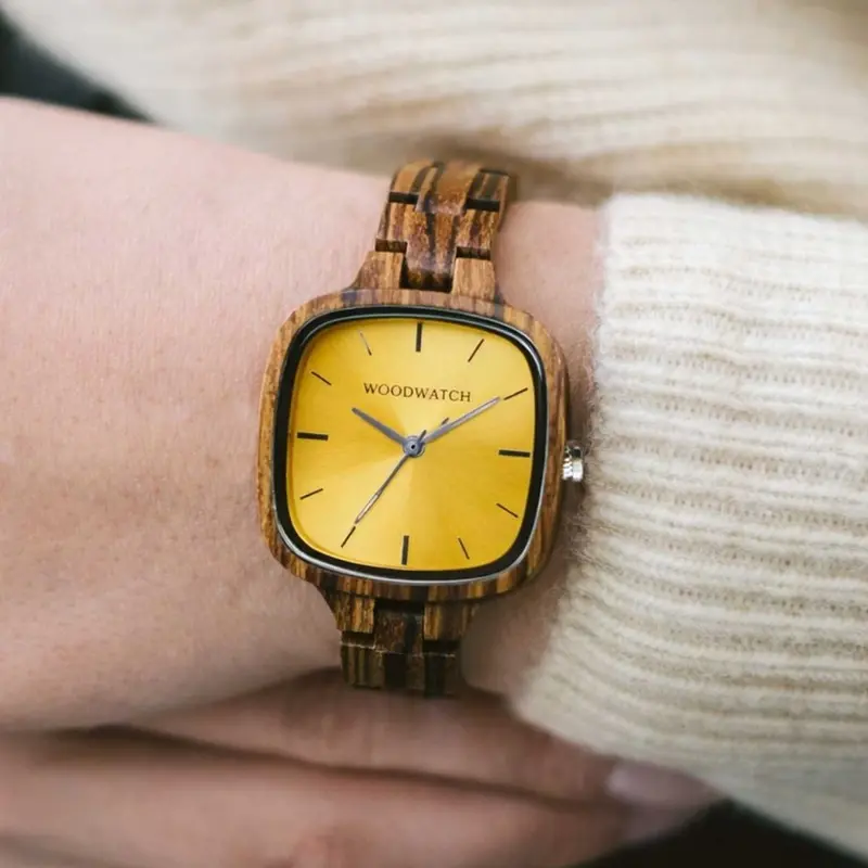 De CITY Lumen is voorzien van een vierkante kast van 30mm met een geel wijzerplaat . De horlogeband is gemaakt van zebrahout, tot in de perfectie met de hand afgewerkt. Ontdek vandaag ons allernieuwste design met een smalle horlogeband.