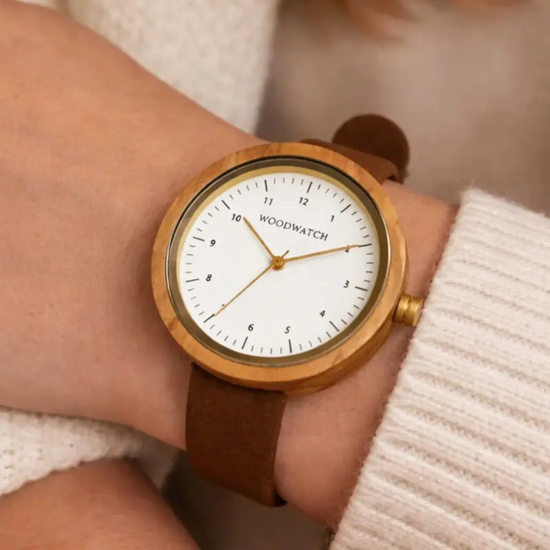 Geïnspireerd door modern Scandinavisch minimalisme. De NORDIC Copenhagen is voorzien van een witte olijfhouten kast met een diameter van 36mm en is verrijkt met een witte wijzerplaat en gouden accenten. Handgemaakt van hout afkomstig uit duurzame kap en g