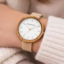 Inspirerad av modern nordisk minimalism NORDIC Oslo Beige har detaljer i zebraträ med vit urtavla och silver roseguld som är 36 mm i diameter. Handtillverkade av hållbart framställt trä kombinerat med ett ultramjukt Beige vegansk läderband.