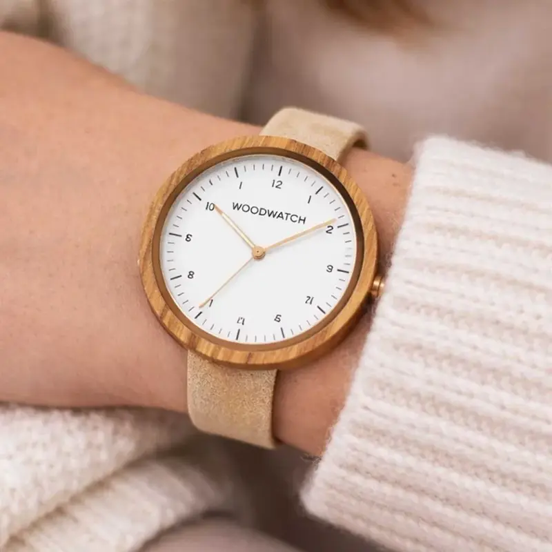 Inspirerad av modern nordisk minimalism NORDIC Oslo Beige har detaljer i zebraträ med vit urtavla och silver roseguld som är 36 mm i diameter. Handtillverkade av hållbart framställt trä kombinerat med ett ultramjukt Beige vegansk läderband.