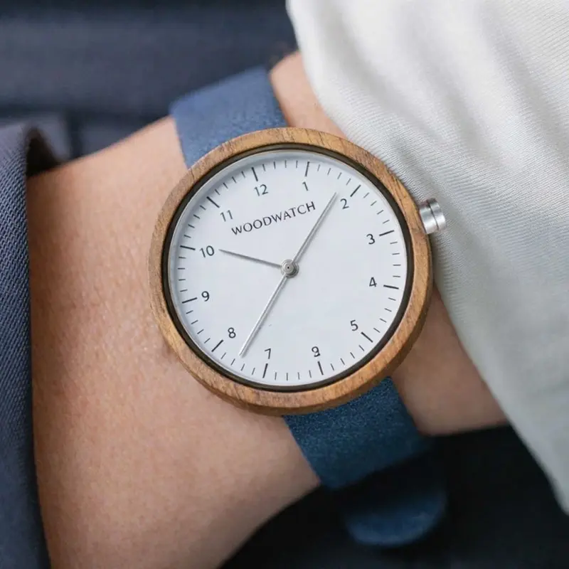 Inspirado en el minimalismo nórdico contemporáneo. El NORDIC Stockholm Navy presenta una caja de nogal de 36 milímetros de diámetro con esfera blanca y detalles plateados. Hecho a mano. De madera de orígen sostenible combinada con una correa de cuero vega