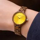 La colección AURORA transpira el aire fresco de la naturaleza escandinava y los espectaculares cielos. Este liviano reloj está hecho de madera natural de Zebra, y va acompañado de una esfera amarilla de acero inoxidable con ddetalles plateados.<br />
El reloj