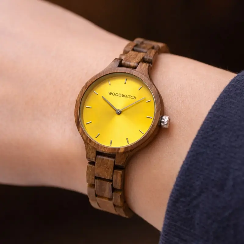 La colección AURORA transpira el aire fresco de la naturaleza escandinava y los espectaculares cielos. Este liviano reloj está hecho de madera natural de Zebra, y va acompañado de una esfera amarilla de acero inoxidable con ddetalles plateados.<br />
El reloj