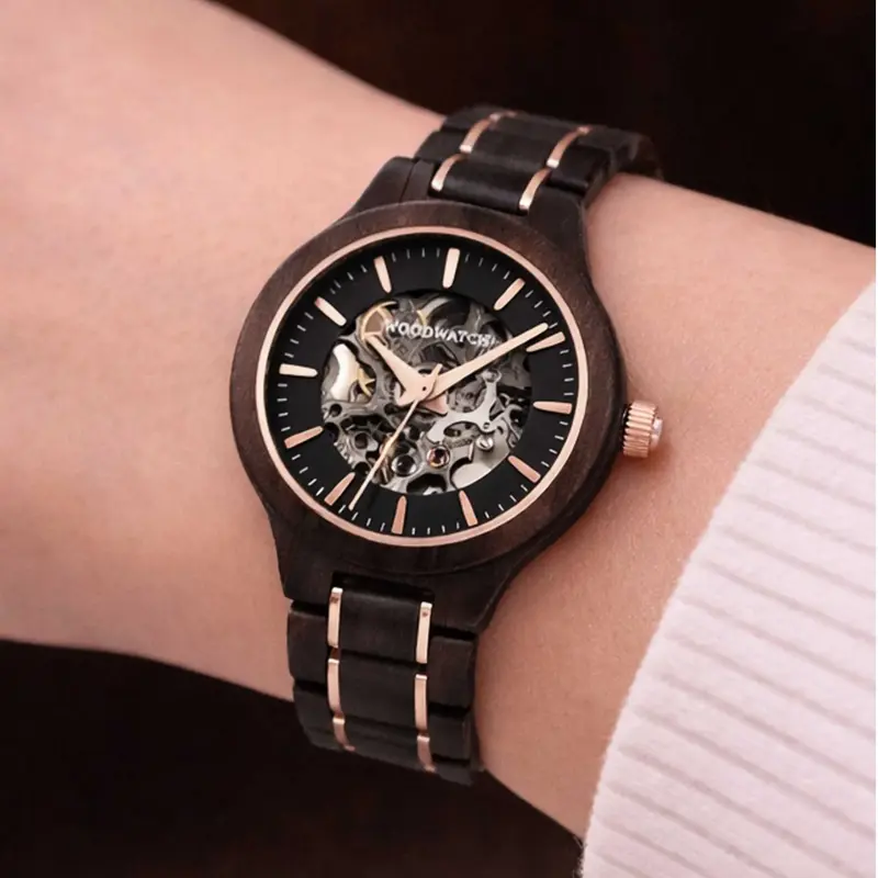 Il Wanderer AUTOMATIC è dotato di un movimento meccanico a carica automatica con una riserva di carica di 36 ore. Una particolare esperienza ottica è data dalla cassa da 33mm con lunetta in oro rosa e un quadrante nero con cuore parzialmente aperto, che r