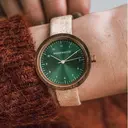 Geïnspireerd door modern Scandinavisch minimalisme. De NORDIC Bergen Beige heeft een walnoot houten kast met een diameter van 36mm en een groene wijzerplaat met gouden details. Handgemaakt van duurzaam hout en gecombineerd met een ultrazachte beige duurza
