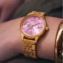 The Radiance Rose Champagne is crafted from olive wood and stainless steel brushed gold, featuring a light pink dial and brushed gold metal details.
