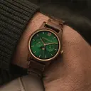 La collection CLASSIC repense de manière sophistiquée l’esthétisme de WoodWatch. Elle allie chic et multifonction en incluant l’affichage des phases lunaires ainsi que deux cadrans supplémentaires indiquant la date et le mois. La montre CLASSIC Hunter est
