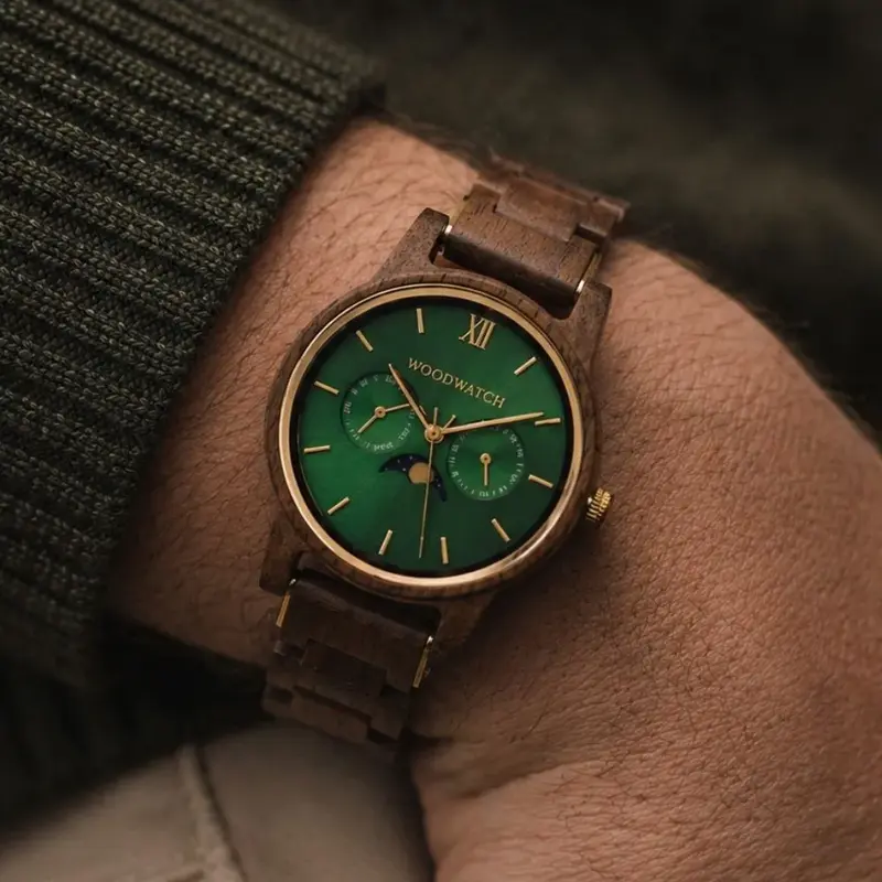 La collection CLASSIC repense de manière sophistiquée l’esthétisme de WoodWatch. Elle allie chic et multifonction en incluant l’affichage des phases lunaires ainsi que deux cadrans supplémentaires indiquant la date et le mois. La montre CLASSIC Hunter est