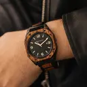 Il RANGER rende omaggio ai tratti fondamentali degli strumenti tattici dell'aviazione e combina una cornice incastonata unica nel suo genere ad un design industriale. Gli strumenti dell'aviazione devono chiaramente essere leggibili in ogni momento, per qu