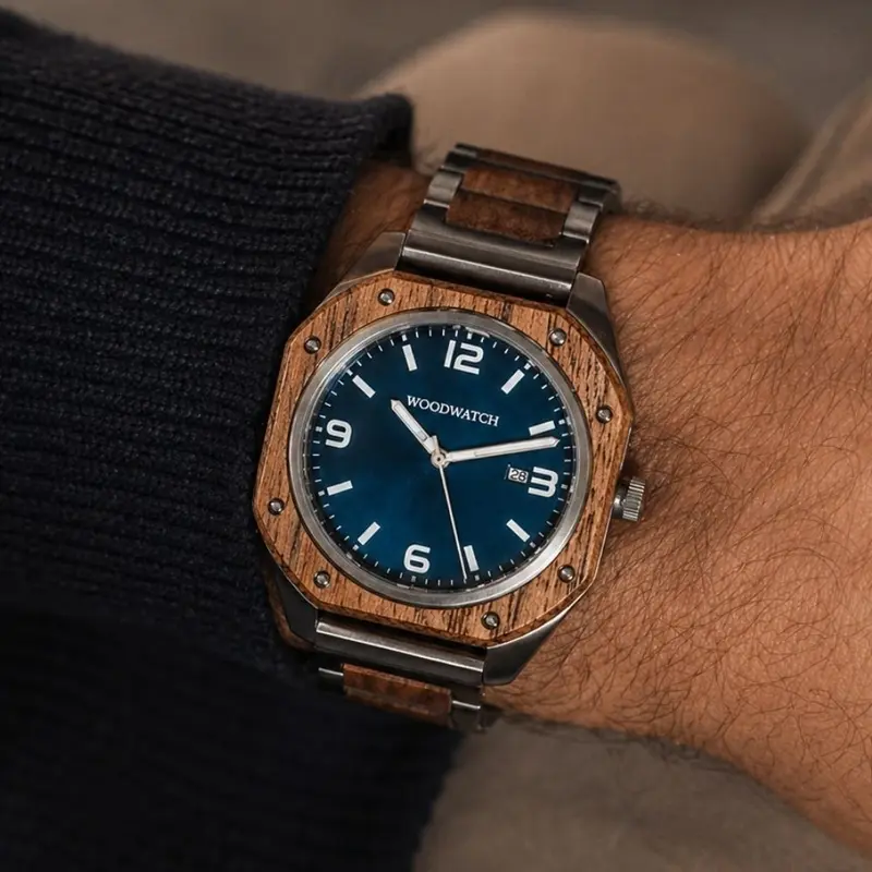 Il RANGER rende omaggio ai tratti fondamentali degli strumenti tattici dell'aviazione e combina una cornice incastonata unica nel suo genere ad un design industriale. Gli strumenti dell'aviazione devono chiaramente essere leggibili in ogni momento, per qu