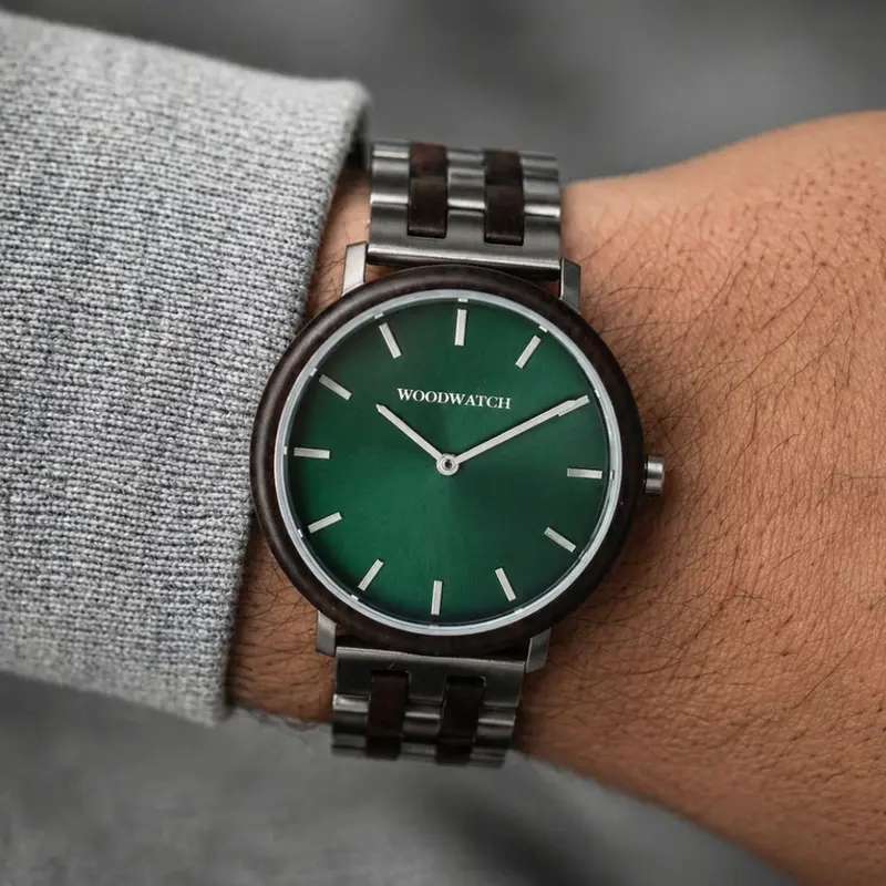 Un rinnovato design con un look senza tempo, per adattarsi ad ogni occasione. Caratterizzato da una sottile cassa in acciaio, quadrante verde e lunetta in legno di piombo. Viene fornito con un cinturino nuovo, progettato da zero per abbinarsi perfettament