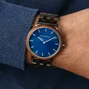 Un rinnovato design minimal con un look senza tempo, per adattarsi ad ogni occasione. Caratterizzato da una sottile cassa in acciaio, quadrante blu e lunetta in legno di noce. Viene fornito con un cinturino nuovo, progettato da zero per abbinarsi perfetta