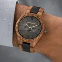 Este reloj con diseño premium combina nuevos tipos de madera únicos tallados a mano con lujosas esferas y tapa de acero inoxidable. El reloj lleva en su centro un completo nuevo movimiento multi-función que incluye dos esferas extra que indican la semana