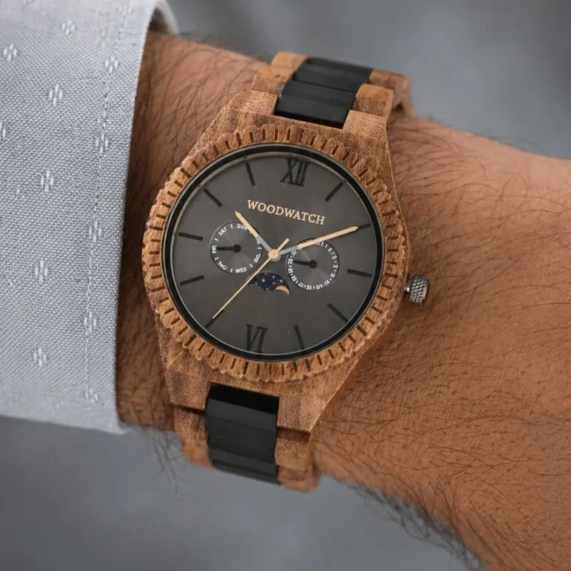 Este reloj con diseño premium combina nuevos tipos de madera únicos tallados a mano con lujosas esferas y tapa de acero inoxidable. El reloj lleva en su centro un completo nuevo movimiento multi-función que incluye dos esferas extra que indican la semana