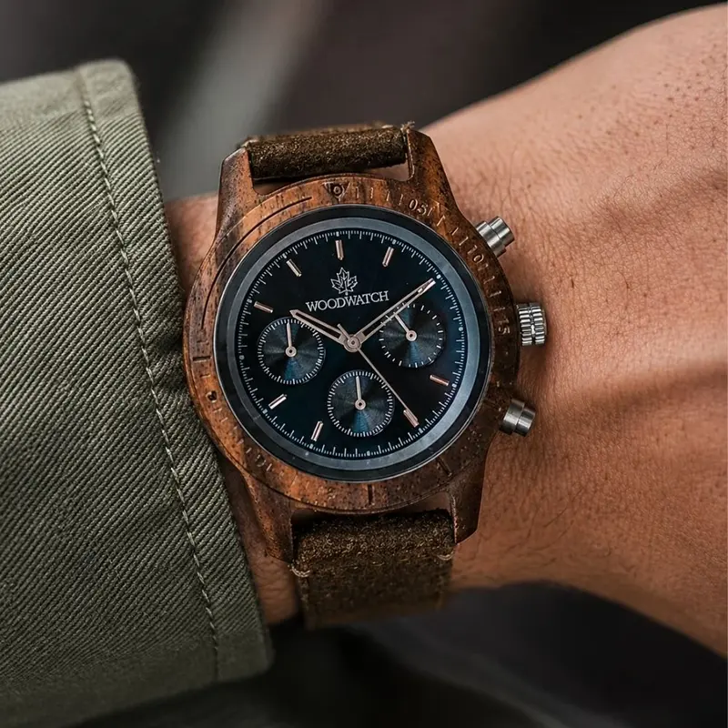 Sapphire Silver Khaki har en klassisk SEIKO VD54-kronografrörelse, repbeständigt safirbelagt glas och Khaki-armbandet. Tillverkad av amerikanskt valnötsträ och handtillverkad till perfektion. Klockan går att få med trä- eller läderarmband.